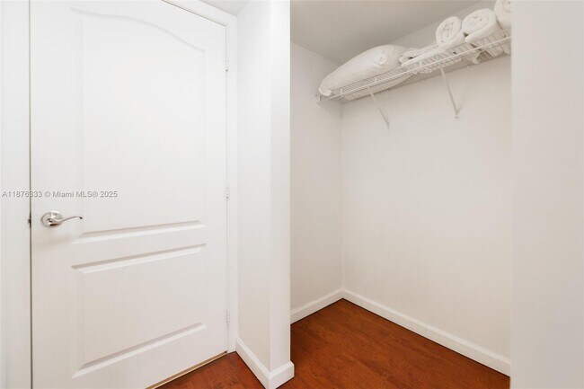 Building Photo - 1200 Brickell Bay Dr
