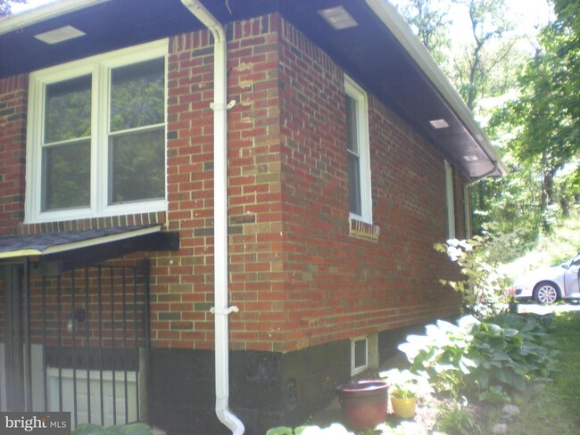 Building Photo - 2707 Cedarhurst Rd
