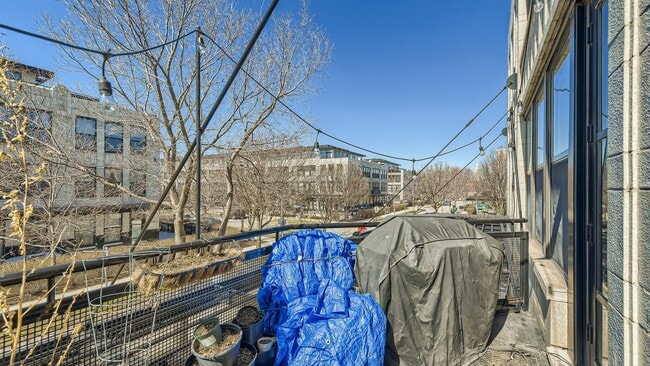 Building Photo - 1071 W 15th St