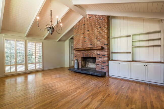 Building Photo - 4 bed 4 bath in great neighborhood