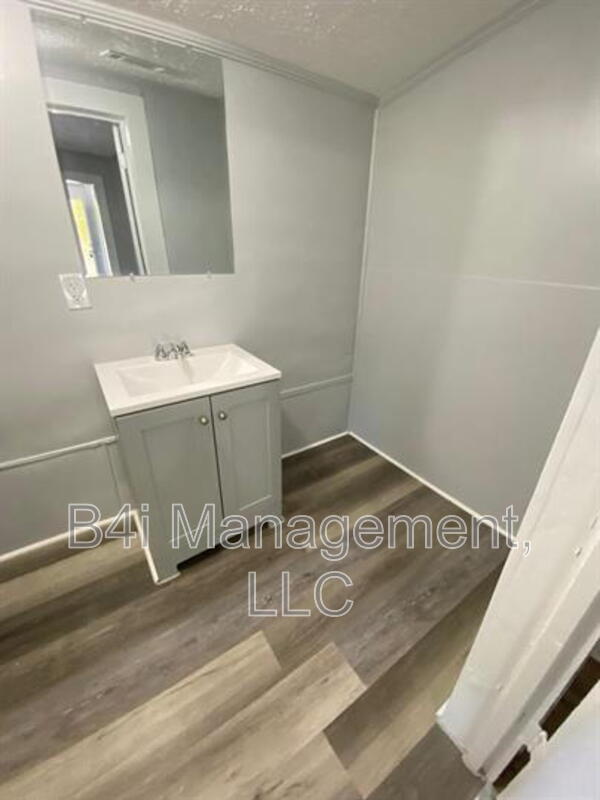 Foto principal - 110 W Mitchell St