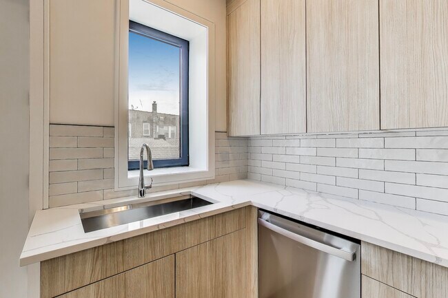 Foto del edificio - 2023 N Drake Ave