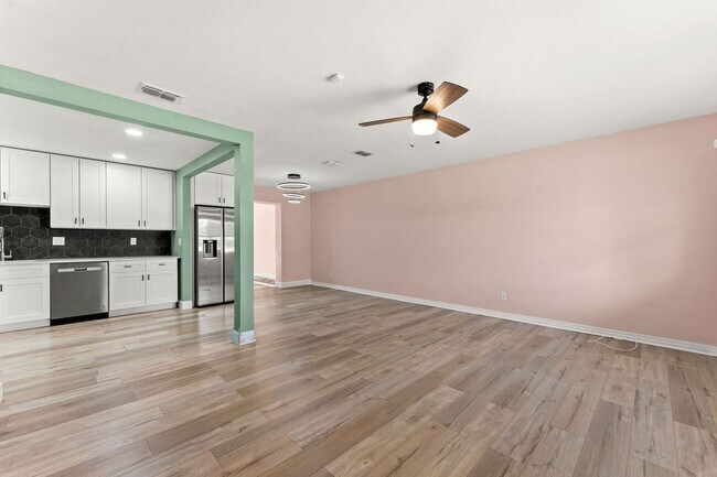 Foto del edificio - 5217 Witby Ave