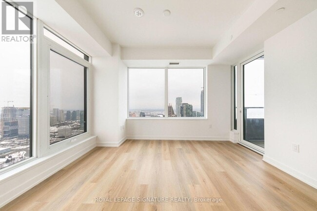 Photo du bâtiment - 395 Square One Dr