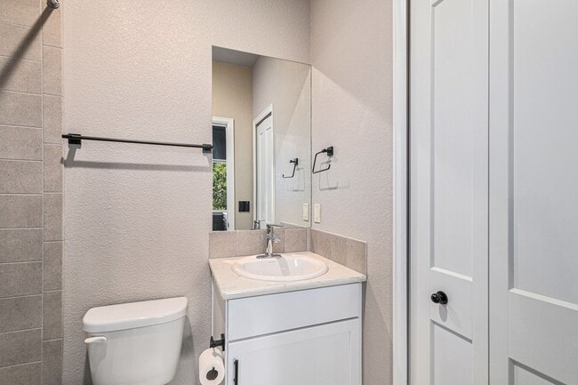 Foto del edificio - Creekside Townhome with Balconies on Every...