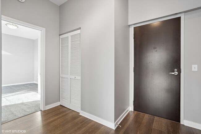 Foto del edificio - 303 W Ohio St