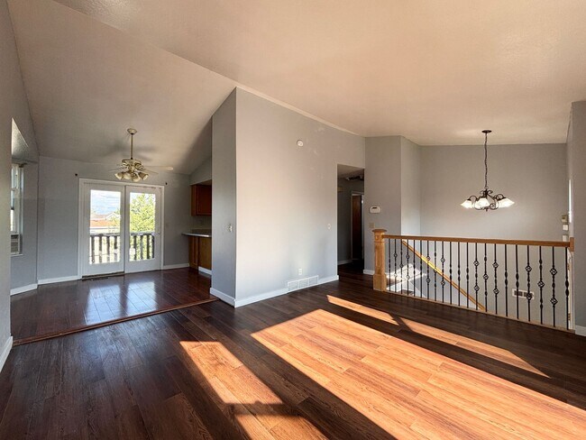 Building Photo - Spacious Split Level in Kearns!
