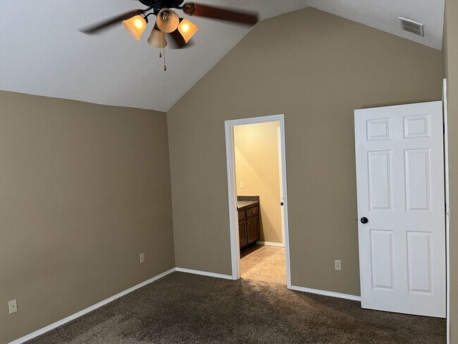 Foto del edificio - 4 Bedroom! Students Welcome!