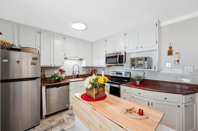 Foto del edificio - 7520 Clemson Ct