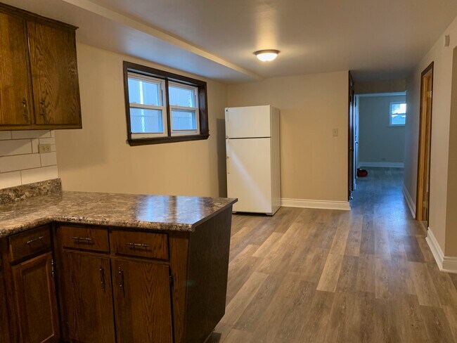 Área de comedor - 6136 S Narragansett Ave