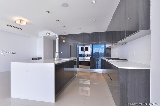 Foto del edificio - 3300 NE 188th St