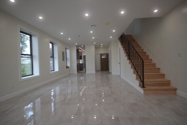 Foto del edificio - 72 Van Dyke St