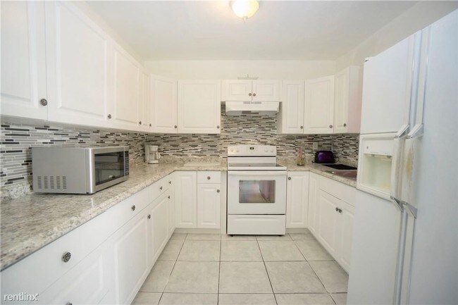 Building Photo - 2 br, 1 bath House - 7832 Miramar Pkwy 6830