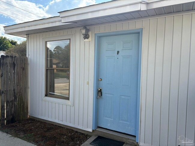 Building Photo - 3262 Maplewood Dr