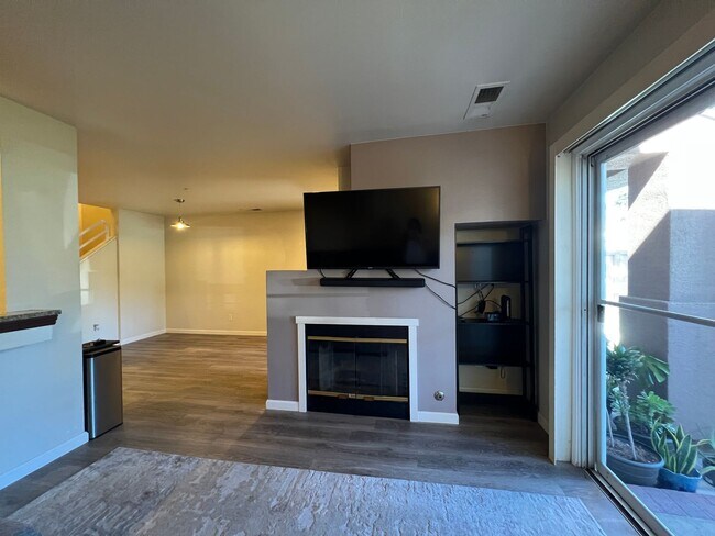Foto del edificio - Sharp Contemporary 2 Bedroom 2.5 Bath Two Story Condo in San Jose