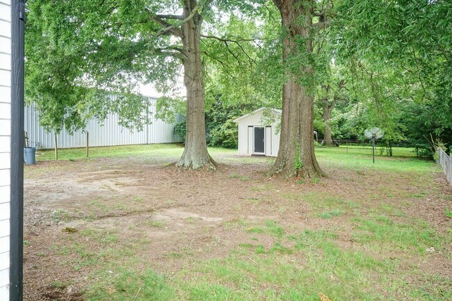 Building Photo - Renovated home with detached building/gues...
