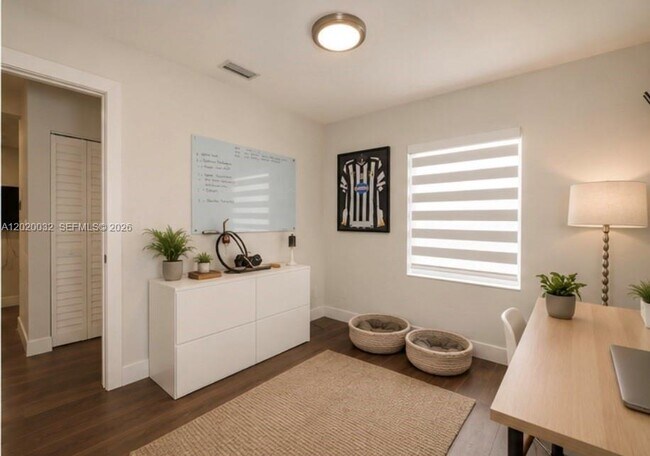 Foto del edificio - 4381 SW 14th St