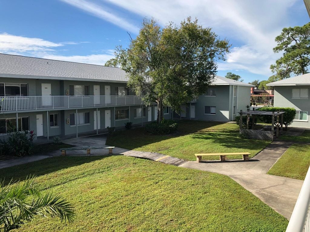 Foto principal - 334 48th Ave N