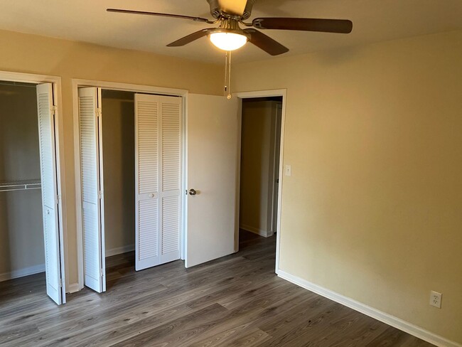 Building Photo - Perfect 1 Bedroom 1.5 Bathroom Townhome! N...