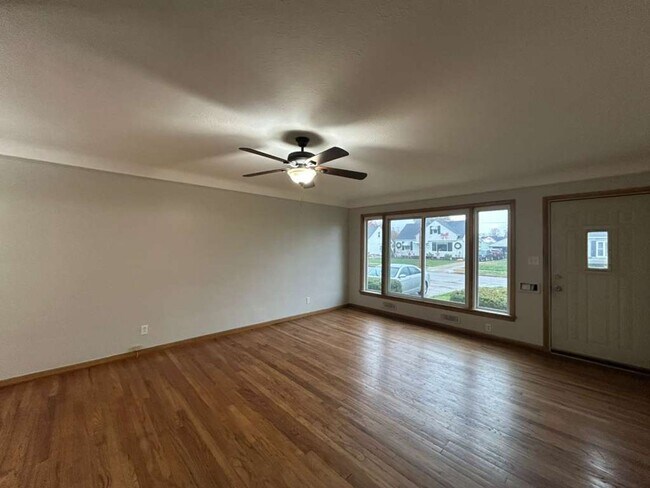 Building Photo - Looking for a place that actually feels li...