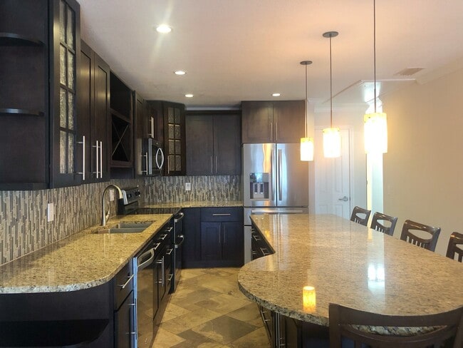 Building Photo - Gorgeous, Completely Remodeled 3/2 Condo i...