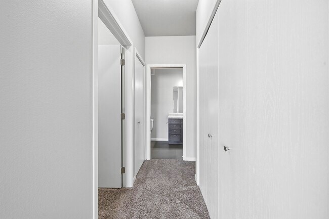 Adéntrate en North Highlands Apartments, donde el diseño contemporáneo se une a la comodidad. Este espacioso recibidor permite la entrada de luz natural, realzando los modernos acabados. Descubre tu nuevo hogar hoy mismo: ¡programa una visita y compruébalo tú mismo! - North Highlands Apartments and Villas