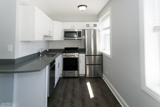 Building Photo - 1521 W Sherwin Ave