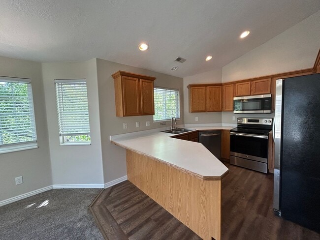 Building Photo - Top Floor Condo in great location!