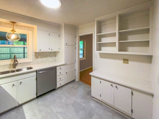 Building Photo - 3 bed, 2 bath in Chapel Hill with carport ...