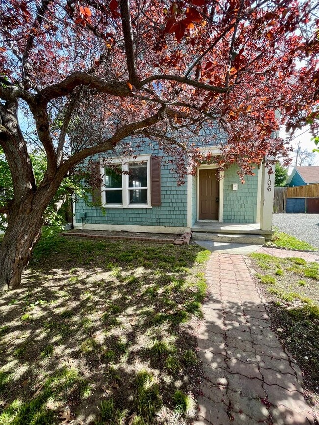 Building Photo - 3 Bedroom 2 Bathroom Home in Fantastic Location