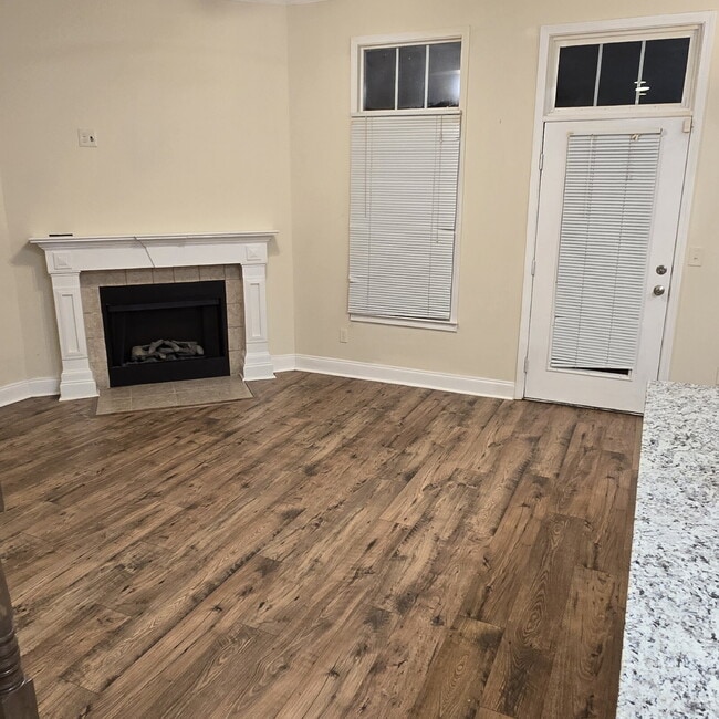 Building Photo - 5 Bedroom and 4.5 Baths. This home has it ...