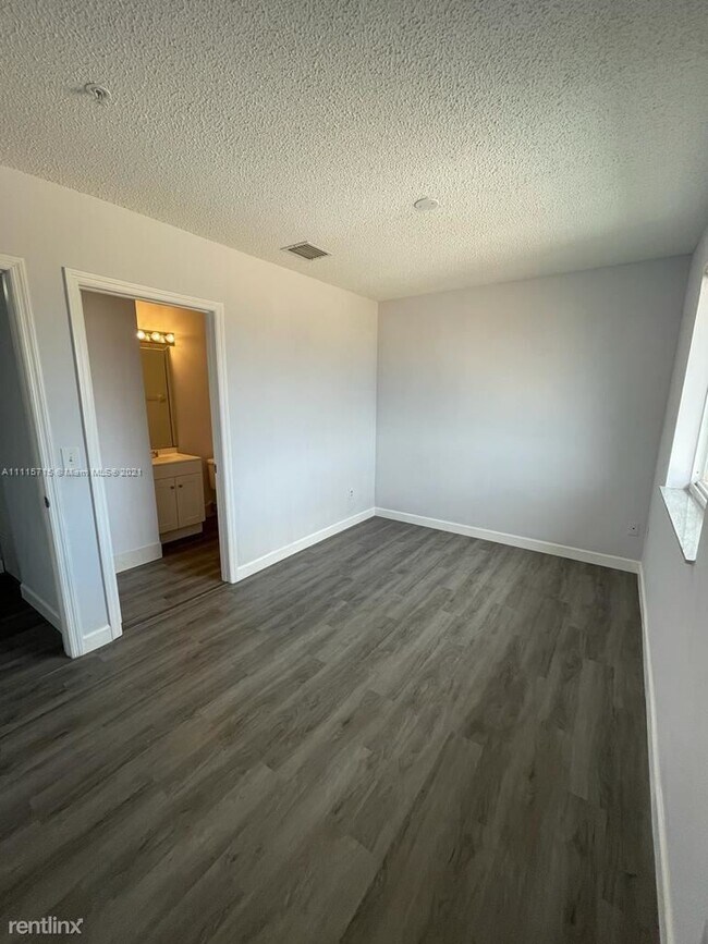 Foto del edificio - 2 br, 2.5 bath Condo - 8175 NW 8th St Apt A7