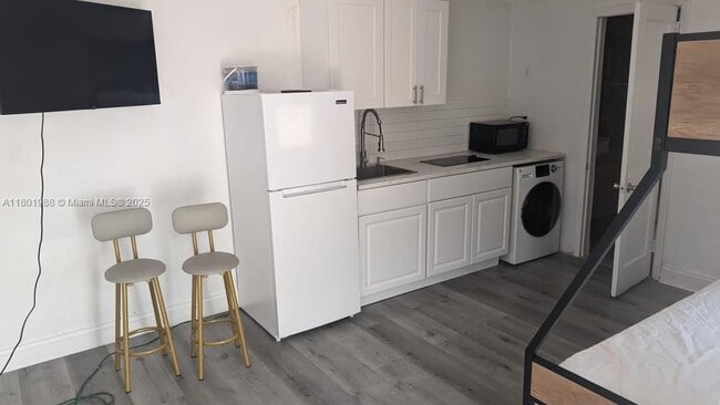 Foto del edificio - 2822 Pine Tree Dr