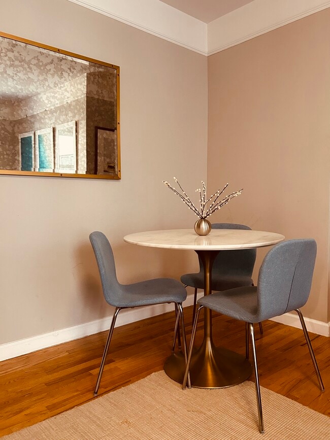 Dining table - 779 Riverside Dr