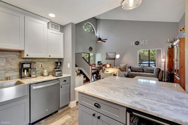 Building Photo - 3 br, 3 bath Townhome - 2242 NW 39th Ave