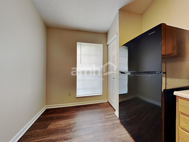 Foto del edificio - 5914 Lakeside Manor Ave
