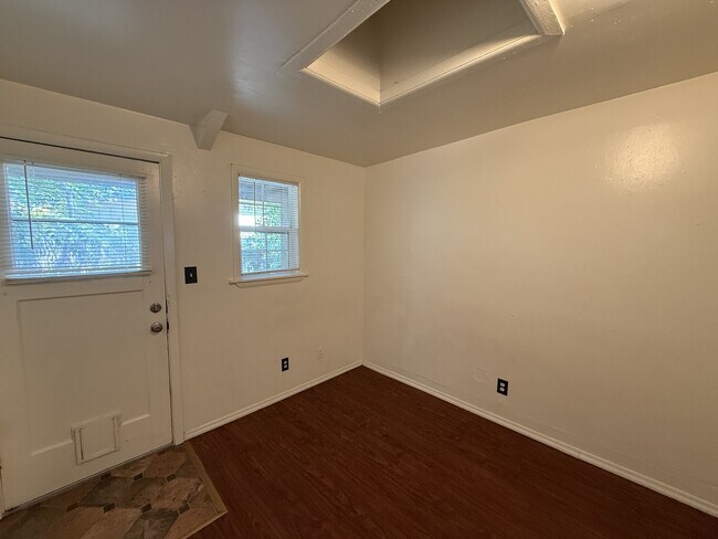 Foto del edificio - 422 W 17th St