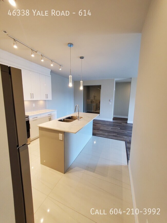 Building Photo - Top Floor Large Condo!