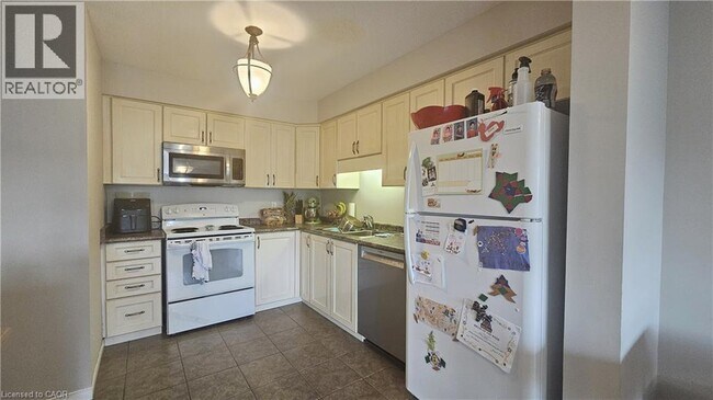 Building Photo - 216 Featherstone Crescent