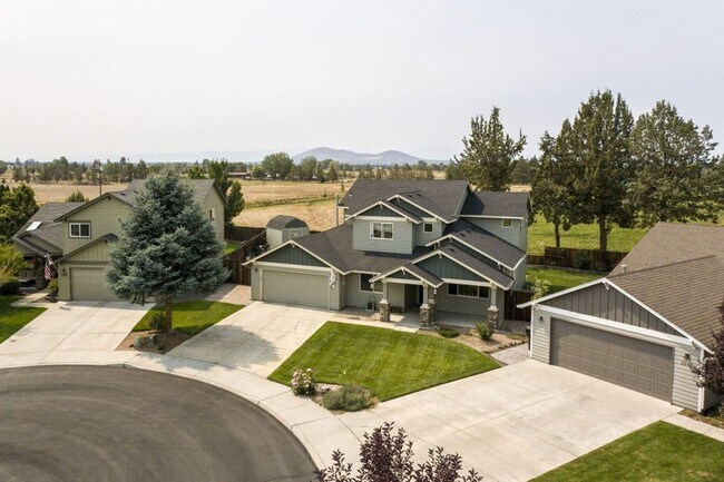 Building Photo - Gorgeous home at end of cul-de-sac with RV parking and views