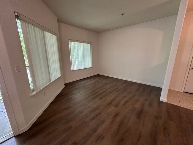 Foto del edificio - 4200 E Commerce Way