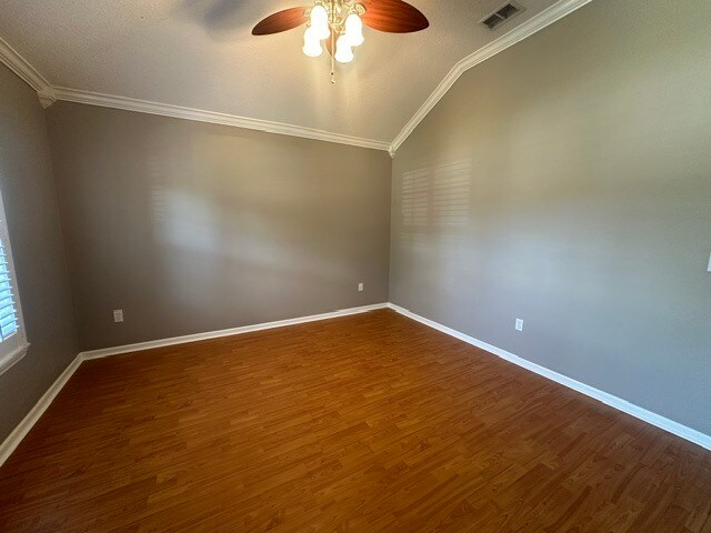 Foto del edificio - Spacious 4 Bedroom Home With Upstairs Private Suite And 2 Car Garage