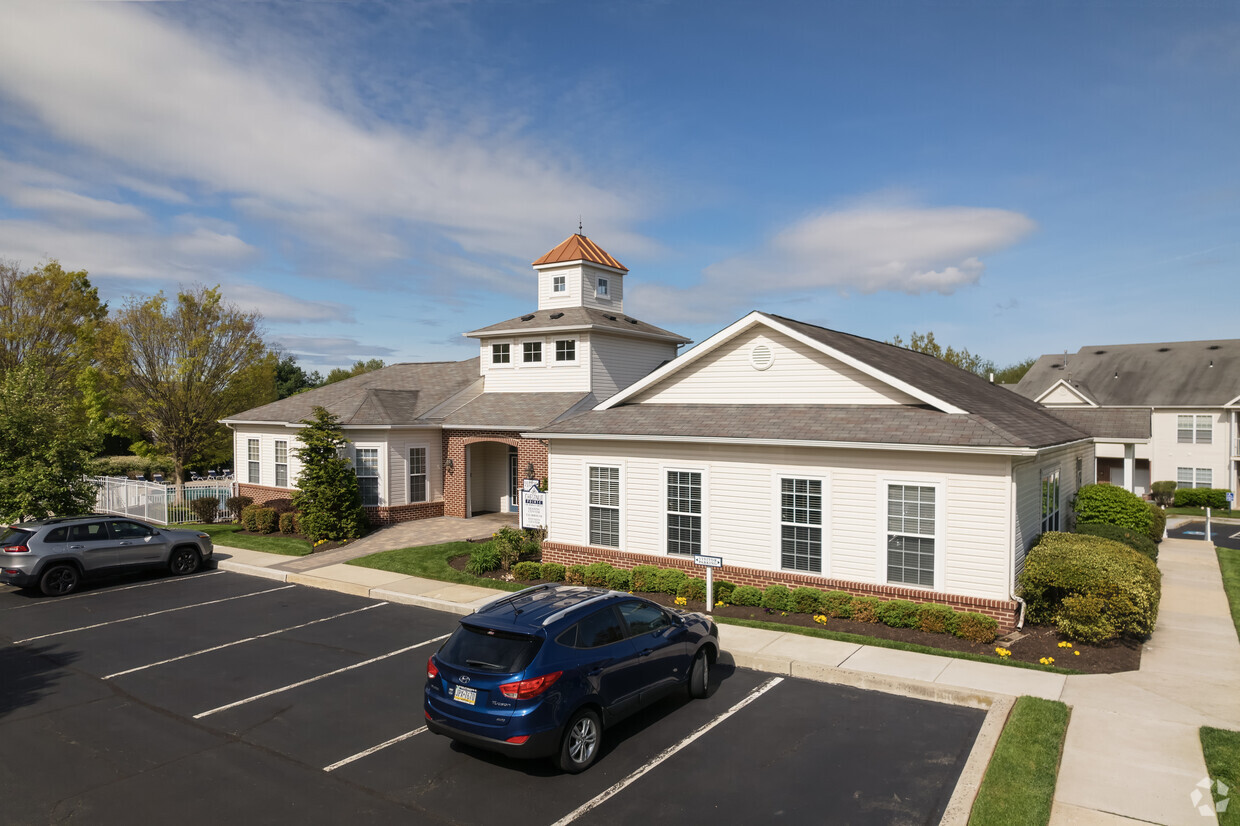 Primary Photo - Chestnut Pointe Apartments