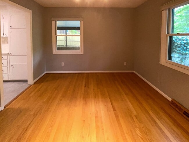 Building Photo - 3 bed, 2 bath in Chapel Hill with carport ...