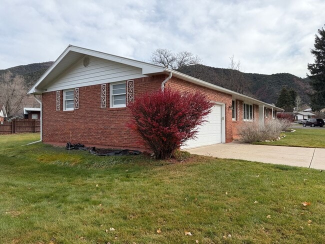 Building Photo - 2 Bedroom 2 Bath Home with 2 Car Garage in Glenwood Springs