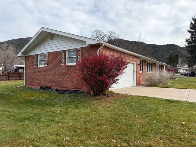Foto del edificio - 2 Bedroom 2 Bath Home with 2 Car Garage in Glenwood Springs