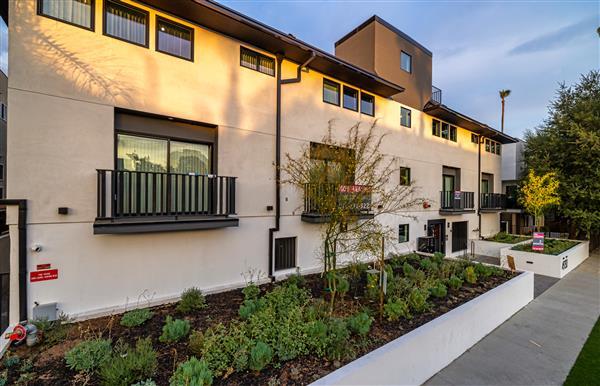 Foto del edificio - 4930 Laurel Canyon Blvd