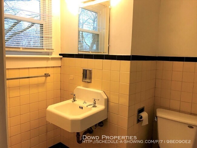 Building Photo - 207 1/2 E Locust St