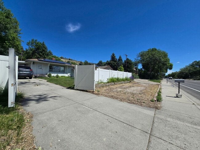 Building Photo - Spacious 4 Bedroom Home with Solar Panels, Fully Fenced Yard on Rimrock Rd