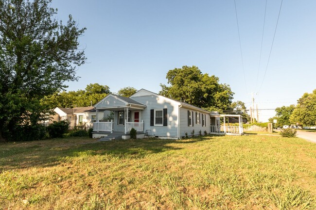 Building Photo - 3 Bed / 1 Bath in West Tulsa!